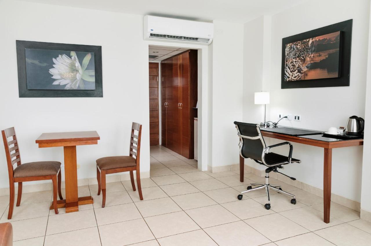 Wyndham Costa Del Sol Pucallpa Exterior photo A room at the hotel