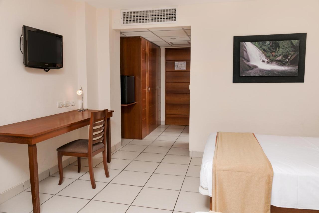 Wyndham Costa Del Sol Pucallpa Exterior photo A room at the hotel